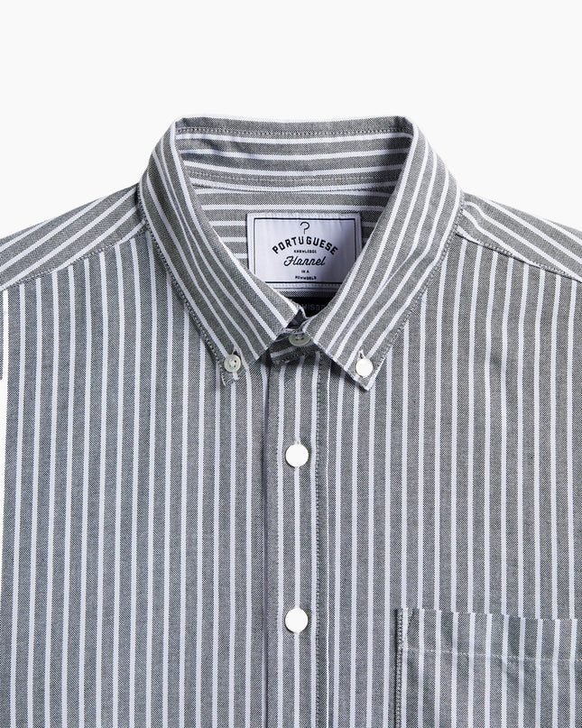 Portuguese Flannel Brushed Oxford Stripe Schwarz, Lifestyle Detailaufnahme, Perlmuttknöpfe Brushed Oxford schwarz Herren