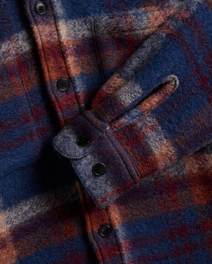 Portuguese Flannel Parker Wollmischhemd, Lifestyle-Aufnahme, Virgin Wool Polyester Hemd Hornknöpfe Portugal