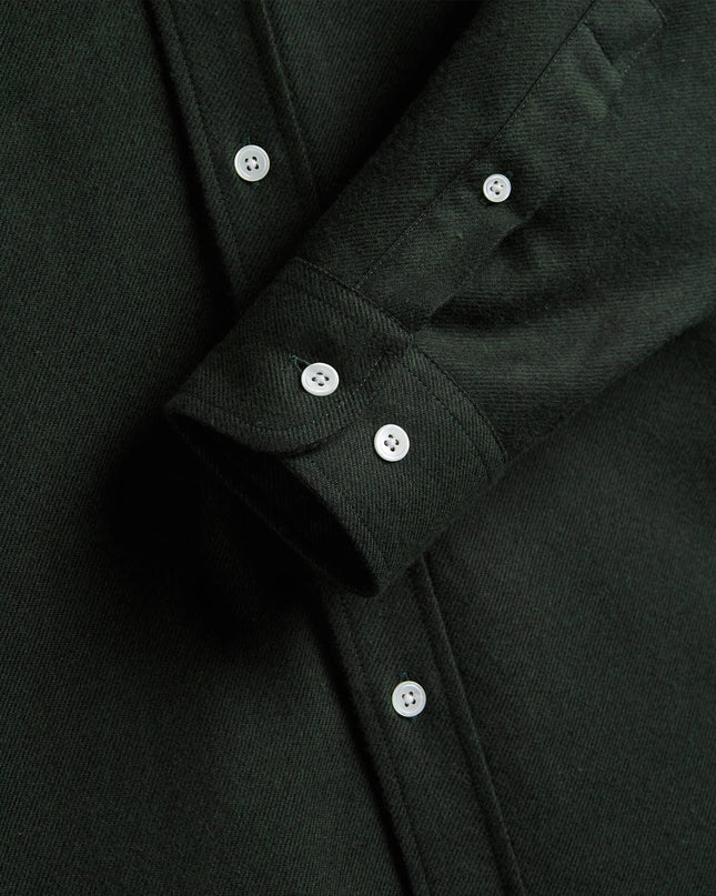 Portuguese Flannel Teca Hemd Forest, Lifestyle-Aufnahme, Made in Portugal Baumwollhemd waldgrün Herren