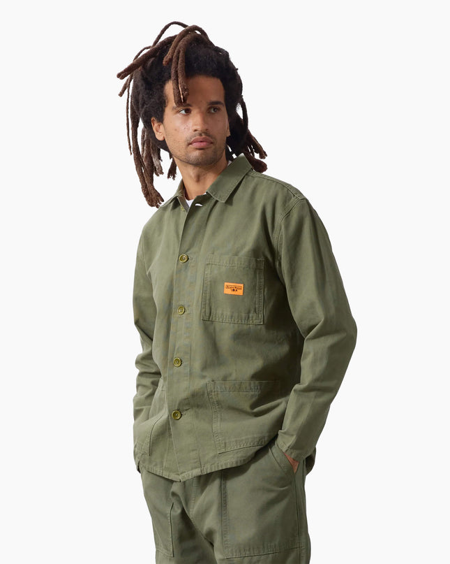 Service Works Classic Chore Shirt Olive, Lifestyle-Aufnahme, Service Works London Chore Shirt Canvas olive offen getragen
