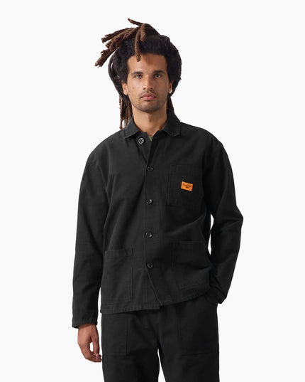 Service Works Classic Chore Shirt Schwarz, Lifestyle-Aufnahme, Service Works London Chore Shirt Canvas olive offen getragen
