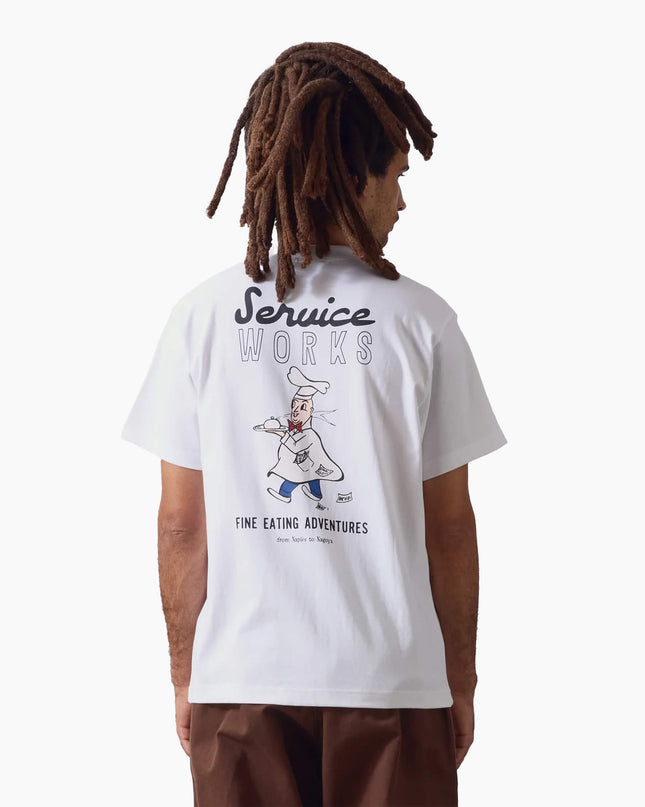 Service Works Eating Adventures Tee Weiß, Lifestyle-Aufnahme, Service Works London Graphic Tee weiß handgedruckt