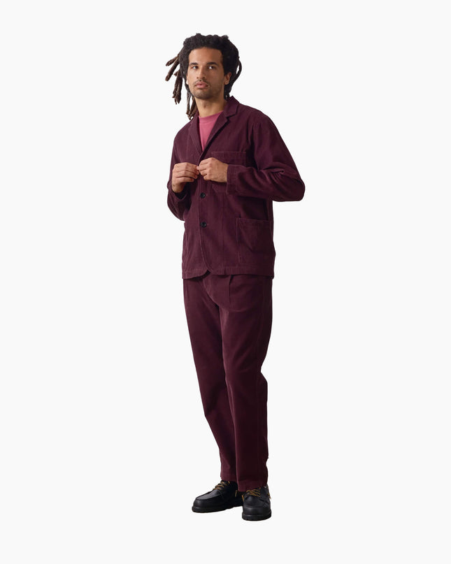 Service Works Fine Cord Waiter Pants Burgundy, Lifestyle-Aufnahme, Service Works London Cord Hose burgundy GOTS weinrot