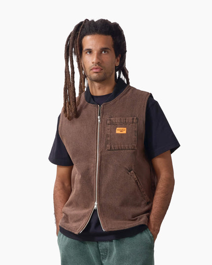 Service Works Work Vest Umber, Lifestyle-Aufnahme, Service Works London Denim Weste umber gesteppt