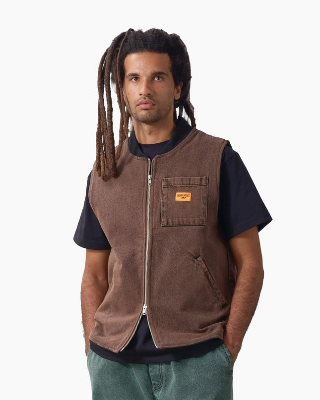 Service Works Work Vest Umber, Lifestyle-Aufnahme, Service Works London Denim Weste umber gesteppt