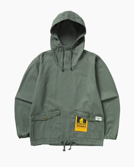 Service Works Pigment Herringbone Smock Olive, Studio-Frontansicht Hooded Smock, 310gsm GOTS Herringbone Twill olive pigment