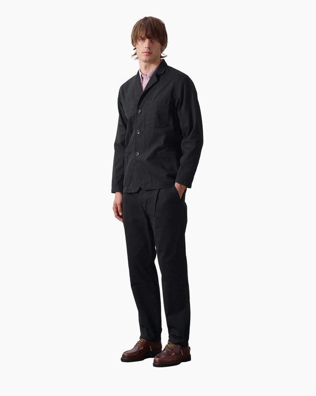 Service Works Twill Waiter Pants Schwarz, Lifestyle-Aufnahme, Service Works Twill Hose schwarz GOTS formaler Schnitt