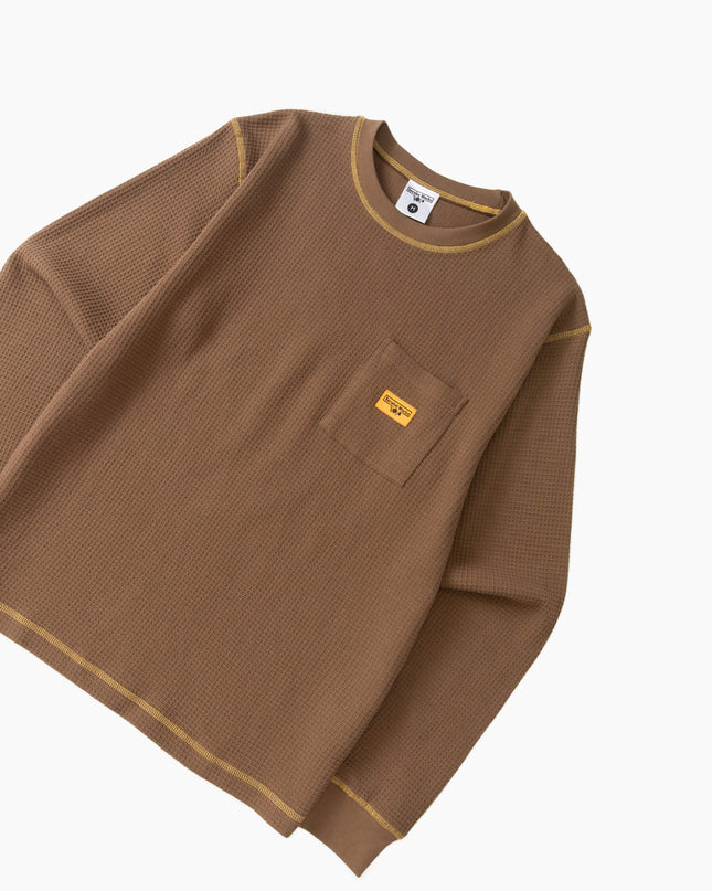 Service Works Waffle Longsleeve Braun Gelb, Studio-Detail Brusttasche, Left Chest Pocket Woven Label Service Works