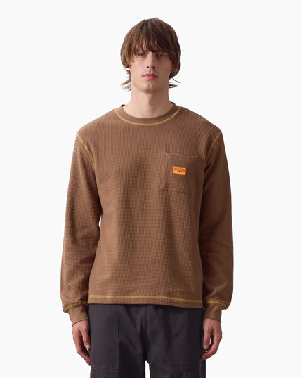 Service Works Waffle Longsleeve Brown Yellow, Lifestyle-Aufnahme, Service Works London Waffelstrick Longsleeve braun