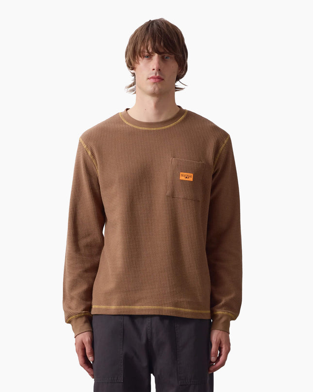Service Works Waffle Longsleeve Brown Yellow, Lifestyle-Aufnahme, Service Works London Waffelstrick Longsleeve braun