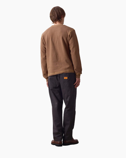 Service Works Waffle Contrast Longsleeve Braun Gelb, Lifestyle zweite Aufnahme, Contrast Overlock Nähte gelb braun