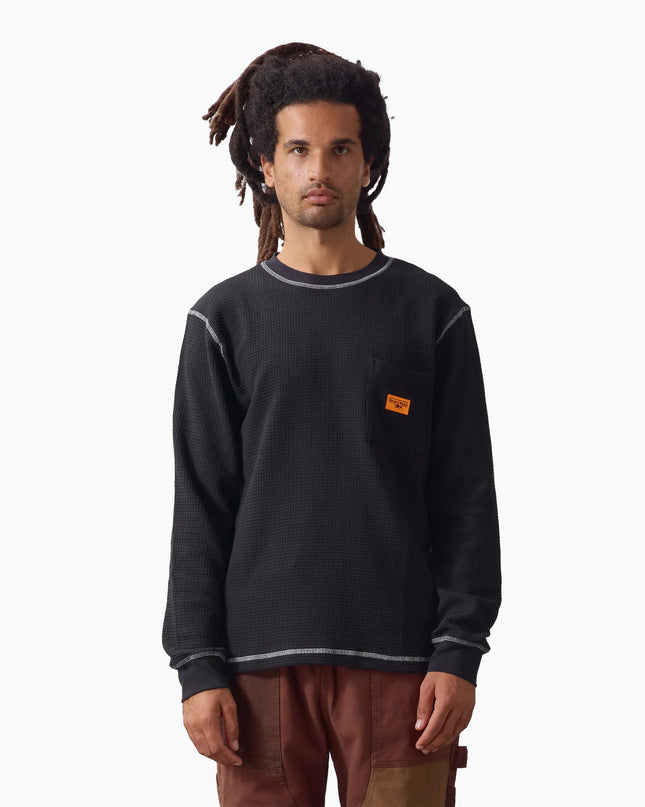 Service Works Waffle Longsleeve Black White, Lifestyle-Aufnahme, Service Works London Waffelstrick Longsleeve schwarz