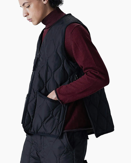 TAION Military Zip V-Neck Vest Schwarz, Modell Rückenansicht, Onion Quilting Seitenschlitze