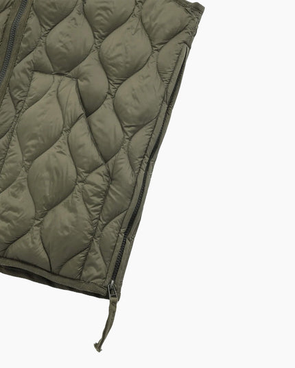 TAION Military V Neck Down JKT Dark Olive, Produktansicht Seitenschlitze, 800FP Soft Shell Daunenjacke Japan
