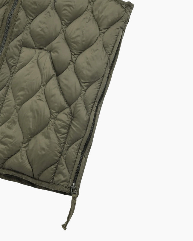 TAION Military V Neck Down JKT Dark Olive, Produktansicht Seitenschlitze, 800FP Soft Shell Daunenjacke Japan