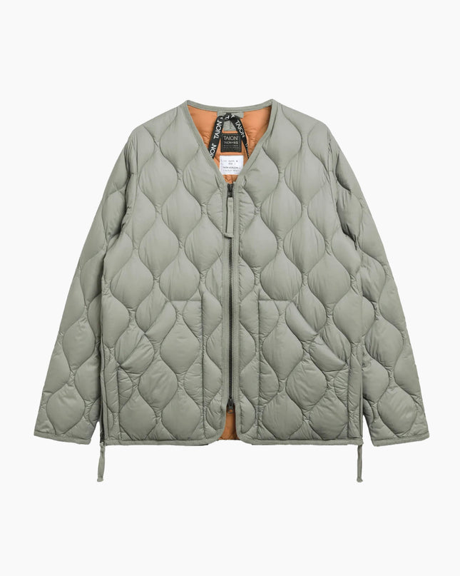 TAION Military V Neck Down JKT D.Sage Green, Produktansicht Farbchip, 800FP Soft Shell Daunenjacke salbeigrün Japan