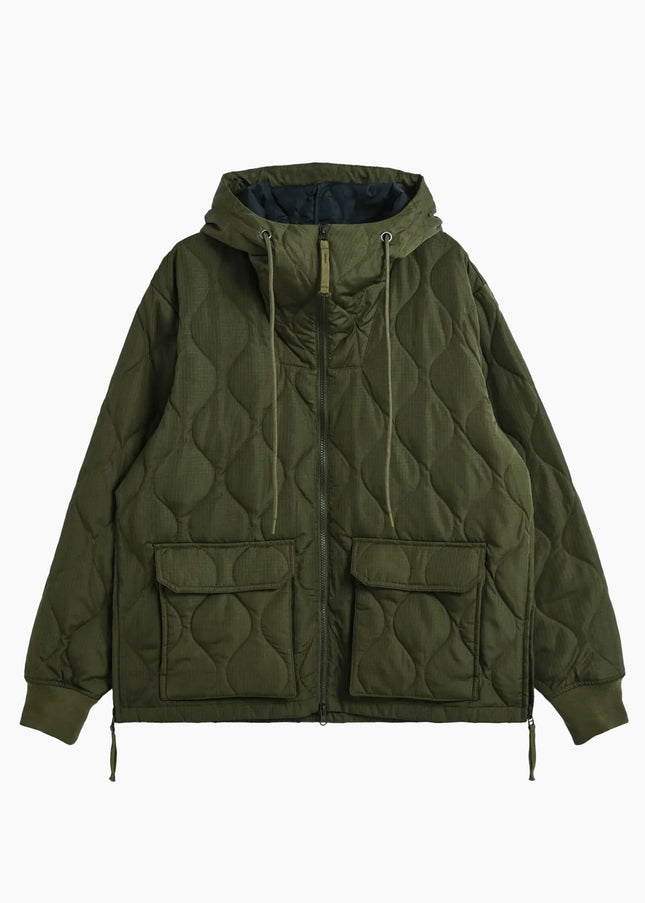 TAION Military W-Zip Down Hoodie Dark Olive, Frontansicht Modell, 800FP Daunen Hard Shell Ripstop Onion Quilting schwarz Japan
