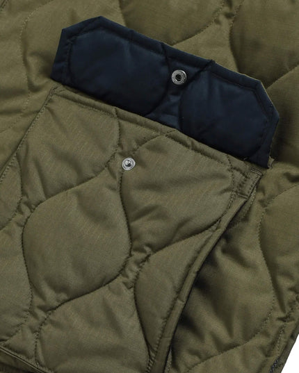 TAION Military W-Zip Down Hoodie Dark Olive, zweite Lifestyle-Aufnahme, Hard Shell Ripstop Onion Quilting schwarz Japan
