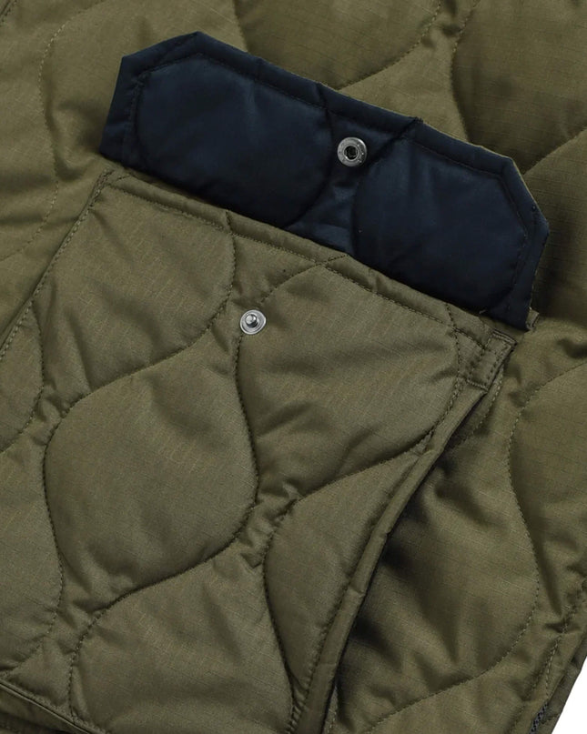 TAION Military W-Zip Down Hoodie Dark Olive, zweite Lifestyle-Aufnahme, Hard Shell Ripstop Onion Quilting schwarz Japan
