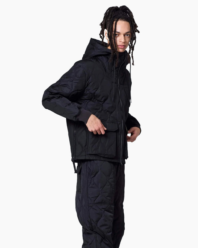 TAION Military W-Zip Down Hoodie Black, zweite Lifestyle-Aufnahme, Hard Shell Ripstop Onion Quilting schwarz Japan