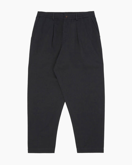 Universal Works Black Twill Pleated Track Pant, Loose Tapered Fit, Single Pleat, Flat Lay Frontansicht