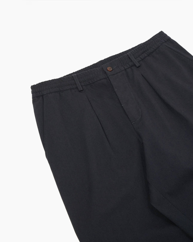 Universal Works Black Twill Hose, elastischer Bund mit Zugkordel und Button Fly, Single Pleat Detail