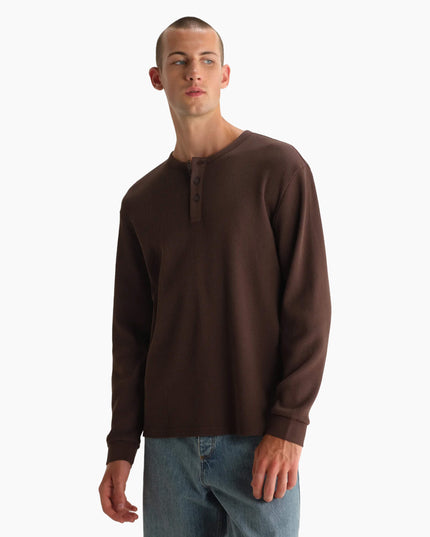 Wax London Caleb Henley Braun, Lifestyle Layering-Aufnahme, Wax London Longsleeve Waffle braun Herren