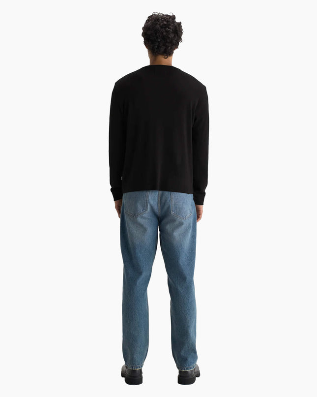 Wax London Caleb Henley Longsleeve Schwarz, Lifestyle-Rückenansicht, 210gsm Organic Cotton Brushed Slub schwarz