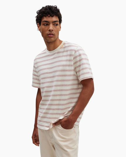 Wax London Dean T-Shirt Ecru Rust, getragen mit Leinenshorts, Lifestyle-Aufnahme