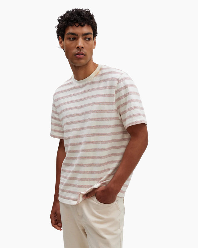 Wax London Dean T-Shirt Ecru Rust, getragen mit Leinenshorts, Lifestyle-Aufnahme