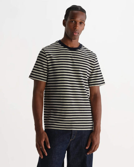 Wax London Dean T-Shirt Marineblau Ecru Streifen, Lifestyle Seitenansicht, 280gsm Bio-Baumwolle Streifenshirt