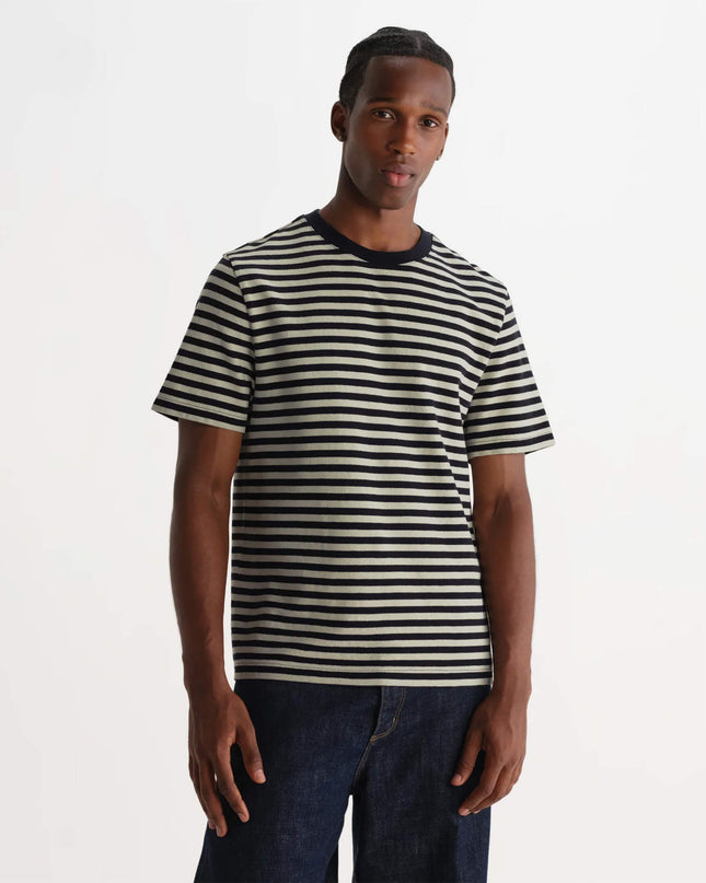 Wax London Dean T-Shirt Marineblau Ecru Streifen, Lifestyle Seitenansicht, 280gsm Bio-Baumwolle Streifenshirt