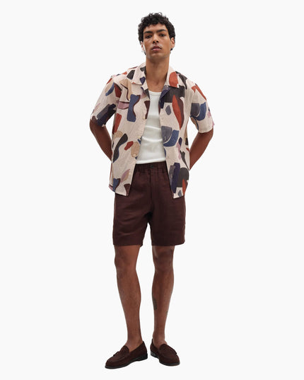 Wax London Didcot Abstract Shirt offen getragen als Overshirt über Vest, Lifestyle-Aufnahme
