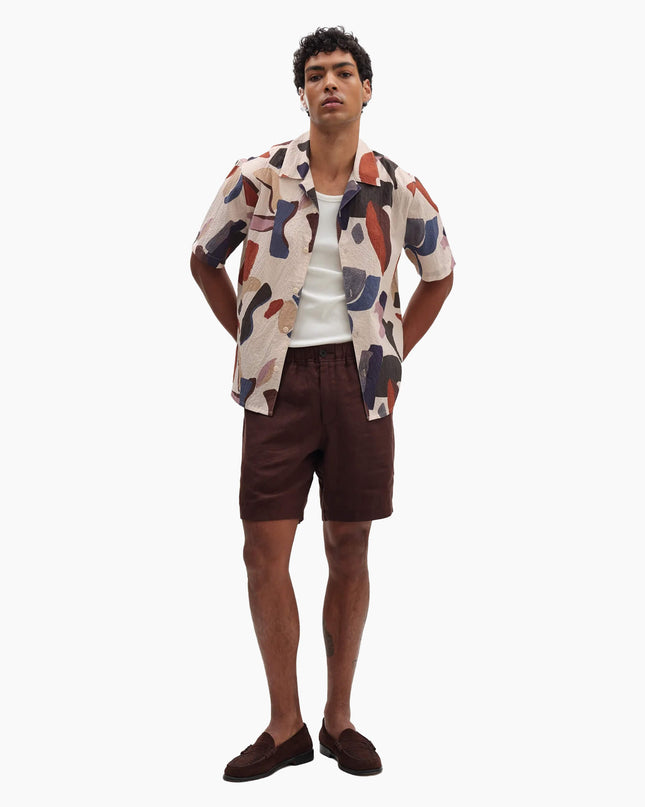 Wax London Didcot Abstract Shirt offen getragen als Overshirt über Vest, Lifestyle-Aufnahme