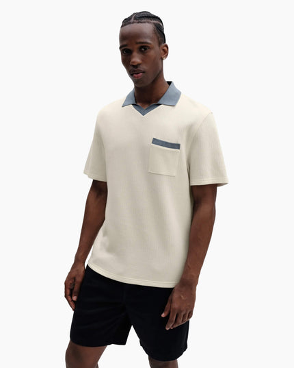 Wax London Pendal Polo Ecru Blau, getragen als Sommer-Poloshirt, Lifestyle-Aufnahme