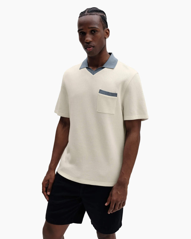 Wax London Pendal Polo Ecru Blau, getragen als Sommer-Poloshirt, Lifestyle-Aufnahme