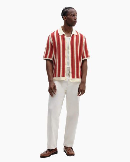 Wax London Porto Crochet Shirt Ecru Orange, getragen als Sommerhemd, Lifestyle-Aufnahme