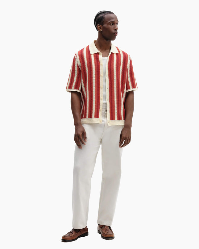 Wax London Porto Crochet Shirt Ecru Orange, getragen als Sommerhemd, Lifestyle-Aufnahme