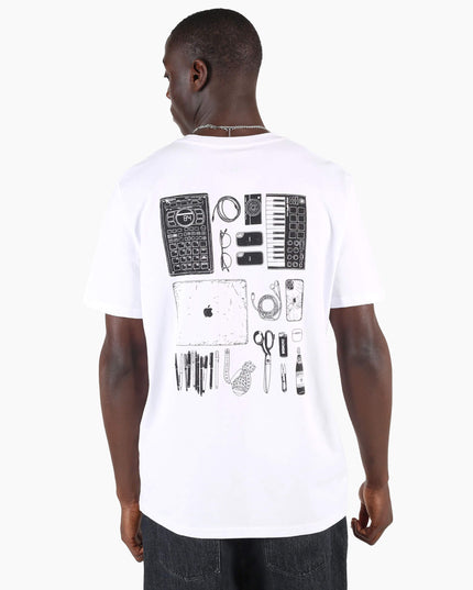 Wemoto Essentials T-Shirt Weiß, Lifestyle-Aufnahme Modell Rückansicht, Wemoto Artwork T-Shirt weiß GOTS Bio
