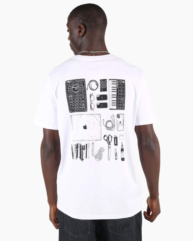 Wemoto Essentials T-Shirt Weiß, Lifestyle-Aufnahme Modell Rückansicht, Wemoto Artwork T-Shirt weiß GOTS Bio
