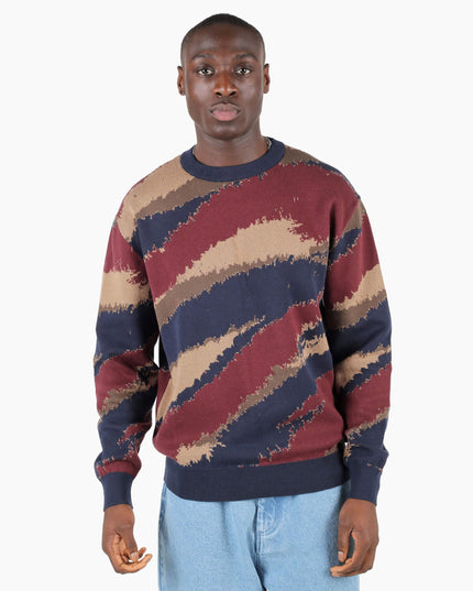 Wemoto Johnson Pullover Navy Burgundy, Lifestyle-Aufnahme Modell Frontansicht, Wemoto Cotton Knit Crewneck navy burgund
