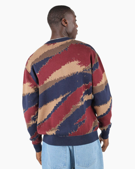 Wemoto Johnson Pullover Navy Burgundy, Lifestyle-Aufnahme Modell Rückansicht, Wemoto Cotton Knit Crewneck navy burgund
